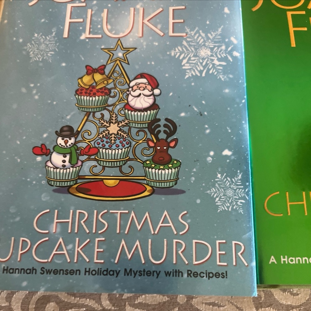 Lot Of Two Joanne Fluke Christmas Books Cupcake Cake Murder Mystery Hardcover - Picture 6 of 12